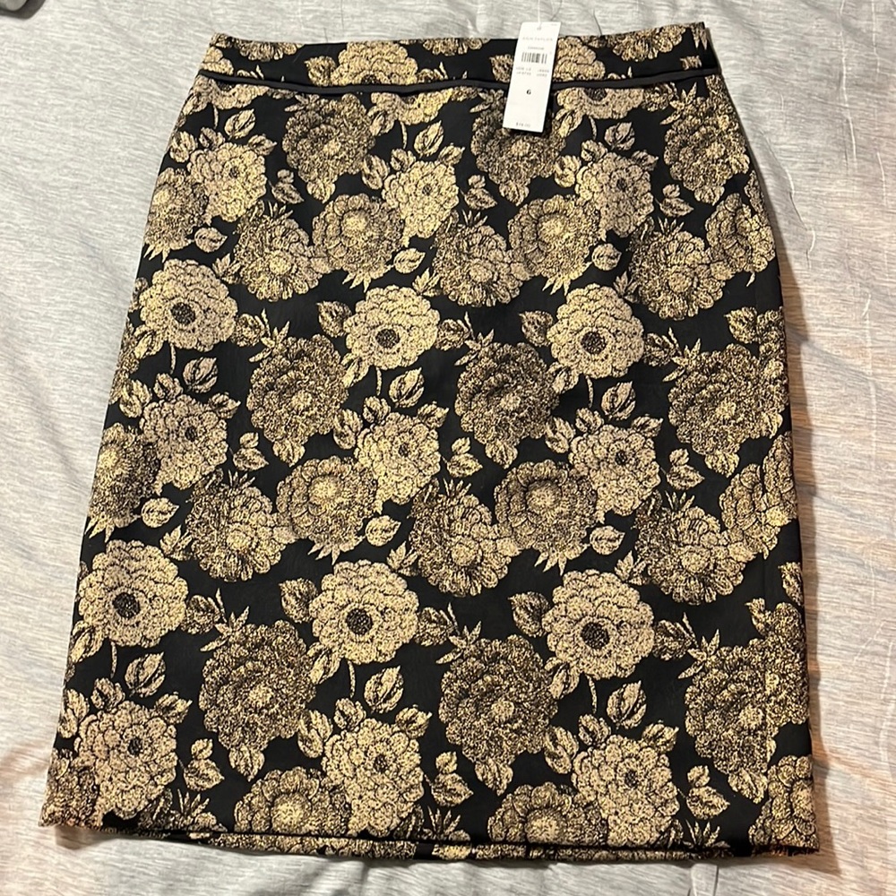Ann Taylor pencil skirt, black and embellished with gold flowers. size 6